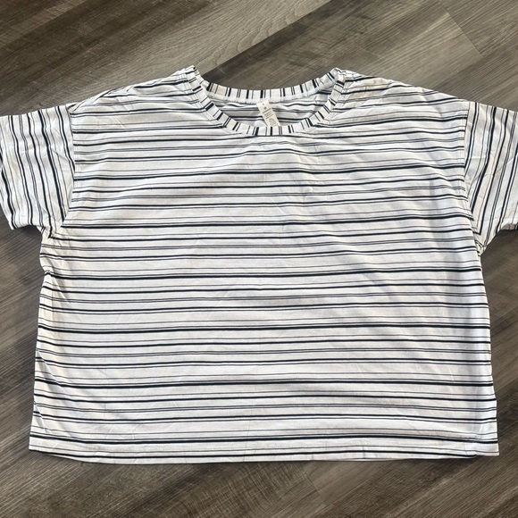 Lululemon Black and White Women’s Striped Cropped Tee Size 8 - Picture 1 of 6